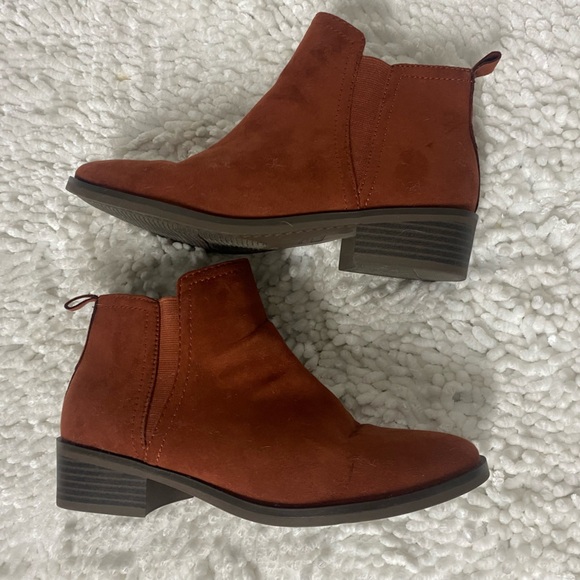 Shoes - Rust Color Almond Toe Ankle Boots Booties with Side Zip, size 8